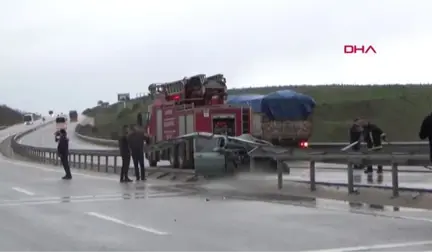 Çanakkale'de Bariyerlere Çarpan Otomobilin Sürücüsü Yaralandı