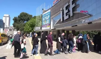 İzmir 'Kitap İçin Beklenir'