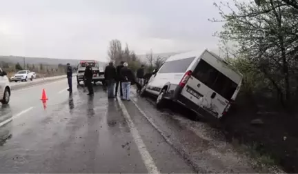 Sporcuları Taşıyan Araç Devrildi: 15 Yaralı