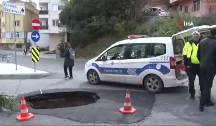 İçerenköy'de Yol Çöktü