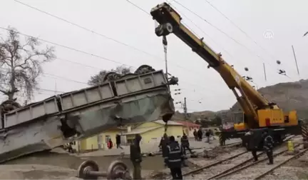 Maden Yüklü Vagonların Gardaki Vagonlara Çarpması