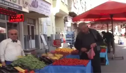 Aydın Takım Elbiseli ve Papyonlu Pazarcı Aile, İlgi Odağı Oldu