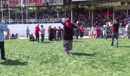 Antalya Kadınlar Domates Kasası Taşıdı, Halat Çekip Yarıştı