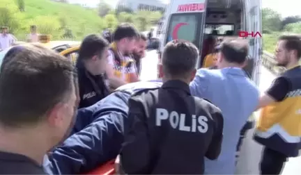 Sancaktepe'de Taksi ile Otomobil Kafa Kafaya Çarpıştı 3 Yaralı