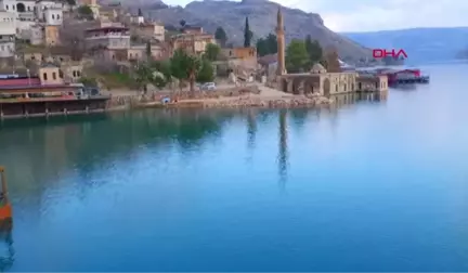 Şanlıurfa Halfeti'nin Sembolü 'Karagül' Gecikmeli Açtı