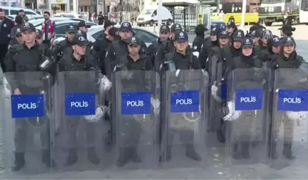 Türk-İş Üyeleri Kazancı Yokuşu'na Karanfil, Taksim Cumhuriyet Anıtı'na İse Çelenk Bıraktılar