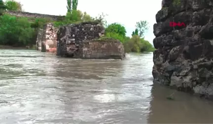 Tokat Tarihi Boğazkesen Köprüsü Restore Edilmeyi Bekliyor