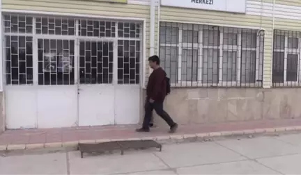 Annesinden Miras Kalan İplerle Okul Harçlığını Çıkarıyor