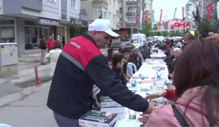 İstanbul 2 Bin Ataşehirli Aynı Sofra Etrafında İftar Yaptı