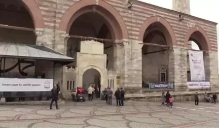 Osmanlı Geleneği Gereği Eski Cami Çiçeklerle Donatıldı