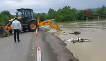 Bartın'da Yağmur Köy Yollarına Ulaşımı Aksattı