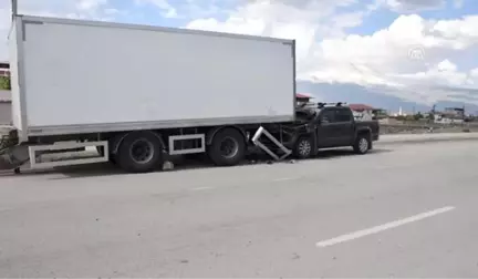 Park Halindeki Dorseye Çarpan Aracın Sürücüsü Yaralandı