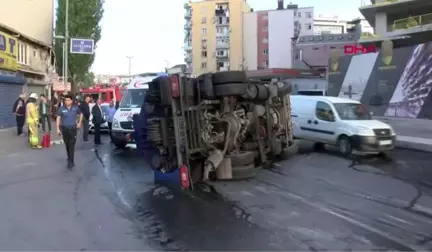 Beyoğlu'da Temizlik Kamyonu Devrildi: 2 Yaralı