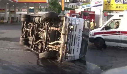 Beyoğlu'nda Belediyenin Temizlik Aracı Devrildi: 2 Yaralı