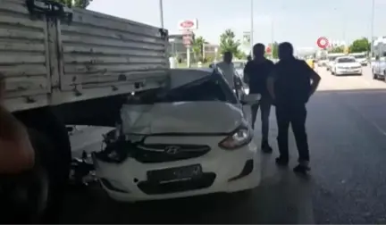 Otomobil Yol Kenarında Park Halindeki Tıra Çarptı: 3 Yaralı