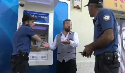 Sinirli Vatandaş, Kira Parasını Yutan ATM'yi Yumrukladı