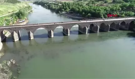 DİYARBAKIR ÇAMURDAN ARINAN DİCLE NEHRİ, GEÇTİĞİ YERLERİ GÜZELLEŞTİRİYOR