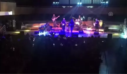 Kanser tedavisini tamamlayan çocuklar konserde maskelerini çıkardı