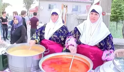 Yöresel kıyafetlerini giyip asırlık iftar geleneğini devam ettirdiler