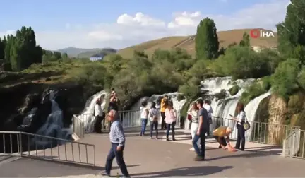 Muradiye Şelalesi'nde bayram yoğunluğu