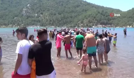 Efsaneyi duyan yerli turist oraya koştu