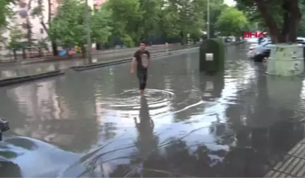 ANKARA'DA 'SAĞANAK' GÜNLÜK YAŞAMI OLUMSUZ ETKİLEDİ