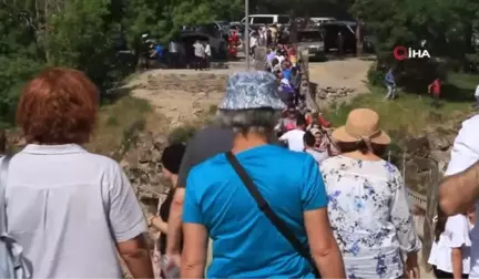 Muradiye Şelalesi'nde bayram yoğunluğu