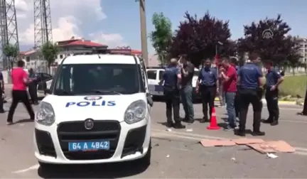 Ehliyetsiz ve alkollü sürücü polis aracına çarptı: 2 yaralı