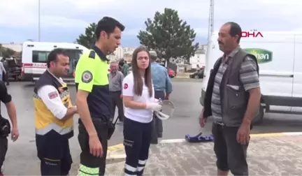 KARAMAN KEÇİ YÜKLÜ KAMYONET DEVRİLDİ; SÜRÜCÜ VE KEÇİLER YARA ALMADAN KURTULDU