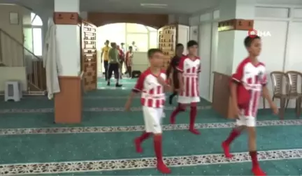 Bu imam başka imam...Çocukları kötü alışkanlıklardan korumak için futbol takımı kurdu