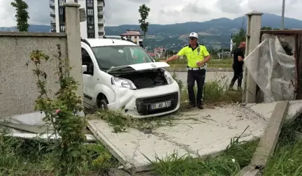 Kediye çarpmak istemeyen kadın sürücü bahçe duvarına çarptı