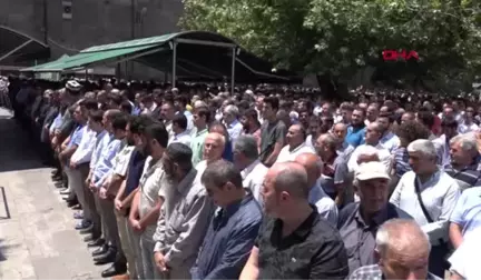 KAYSERİ'DE MURSİ İÇİN GIYABİ CENAZE NAMAZI KILINDI