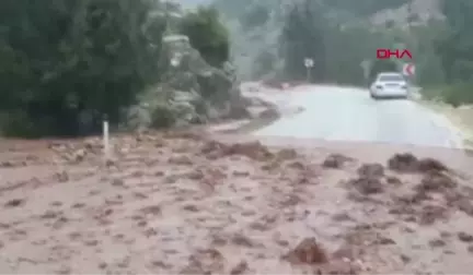 MERSİN Yoğun yağış yol çökertti