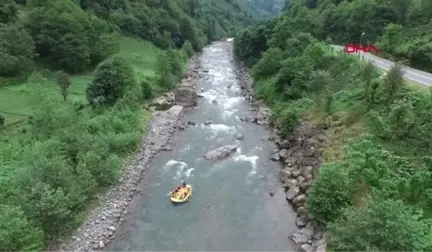 RİZE Yıkım kararı alınan kaçak yapıyı sahibi ve komşuları el birliği ile yıktı