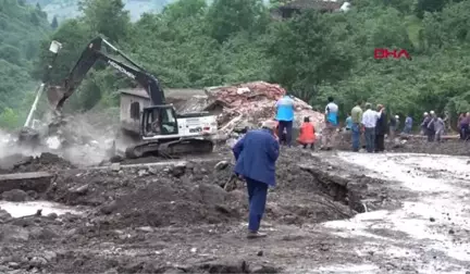 TRABZON SELDE HAYATINI KAYBEDEN KİŞİ TOPRAĞA VERİLDİ