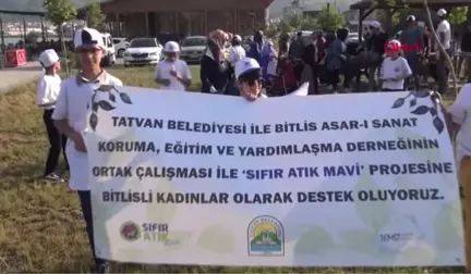 BİTLİS Bitlisli kadınlar, Van Gölü sahilinde çöp topladı