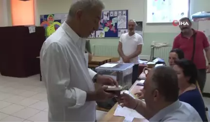 Adnan Polat, sandık görevlilerini güldürdü