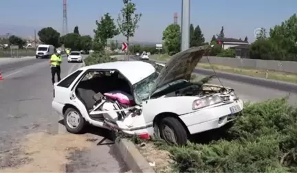 Otomobil aydınlatma direğine çarptı: 5 yaralı