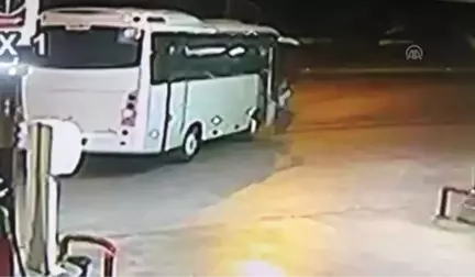 Antalya'da tur midibüsü ile taksi çarpıştı: 1 ölü, 7 yaralı