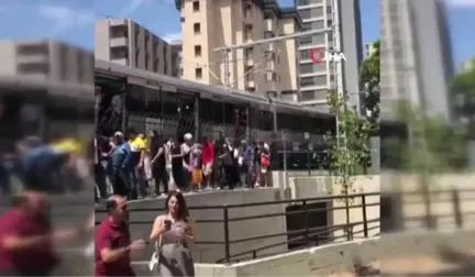 Marmaray'da arıza meydana geldi, vatandaşlar trenden inip yürüdü