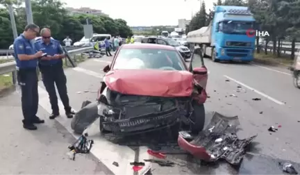 Otomobil geri geri gelen araca çarptı: 1'i ağır 3 yaralı