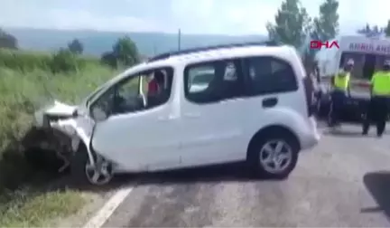 TOKAT Hafif ticari araçlar kafa kafaya çarpıştı 1 ölü, 3 yaralı