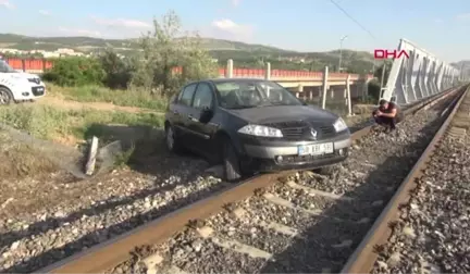 SİVAS Raylarda takılı kalan otomobil panik yarattı