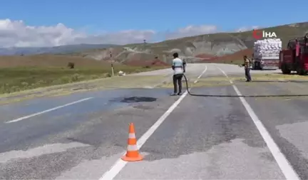 Egzozdan çıkan kıvılcım tırın üzerinde yüklü olan samanları yaktı