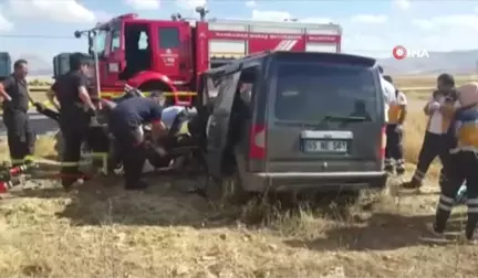 Kahramanmaraş'ta hafif ticari araçla traktör çarpıştı: 2 ölü, 1 yaralı