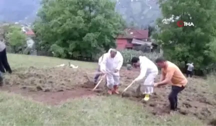 Kaymakam ve Belediye Başkanı kazmayı eline aldı, tarlaya girdi