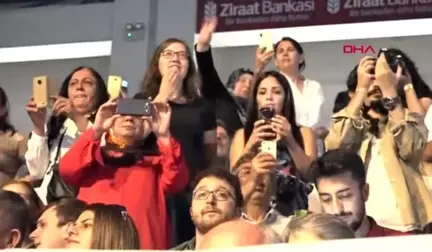 Mezuniyet töreninde 'oo devrem nasılsın' pankartı sakıncalı bulundu