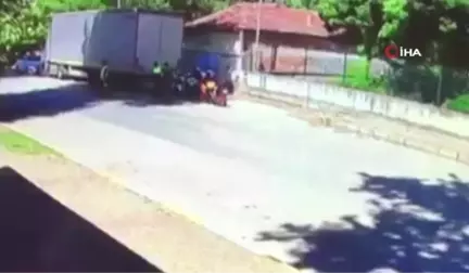 Dur ihtarına uymayan motosikletli, trafik polisine böyle çarptı