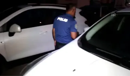 Polis aracın motoruna sıkışan yavru kediyi kurtardı