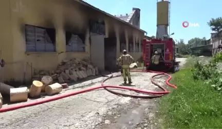 Kartal'da izolasyon malzemesi üreten atölyede yangın